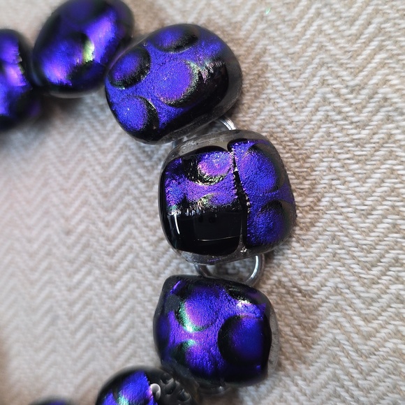 STUNNING Artisan Made Purple Hand Painted Glass Beaded Bracelet - Picture 2 of 4